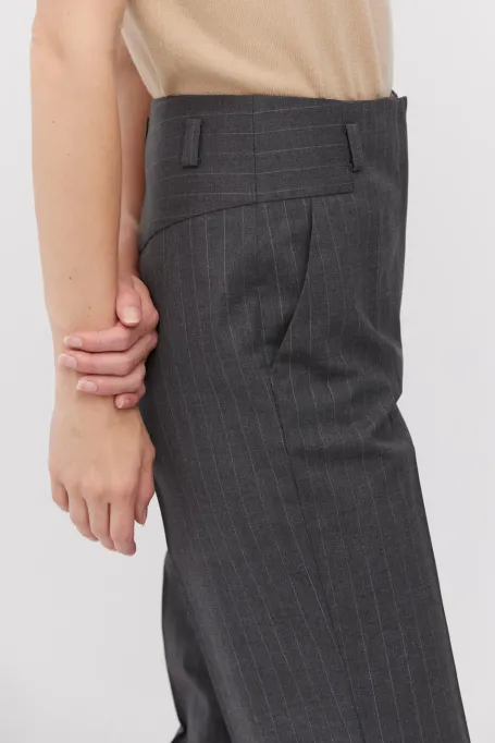 Pantaloni de costum gri din lână cu dungi Pantaloni de costum gri din lână cu dungi