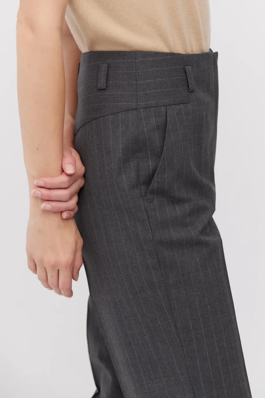 Pantaloni de costum gri din lână cu dungi Pantaloni de costum gri din lână cu dungi