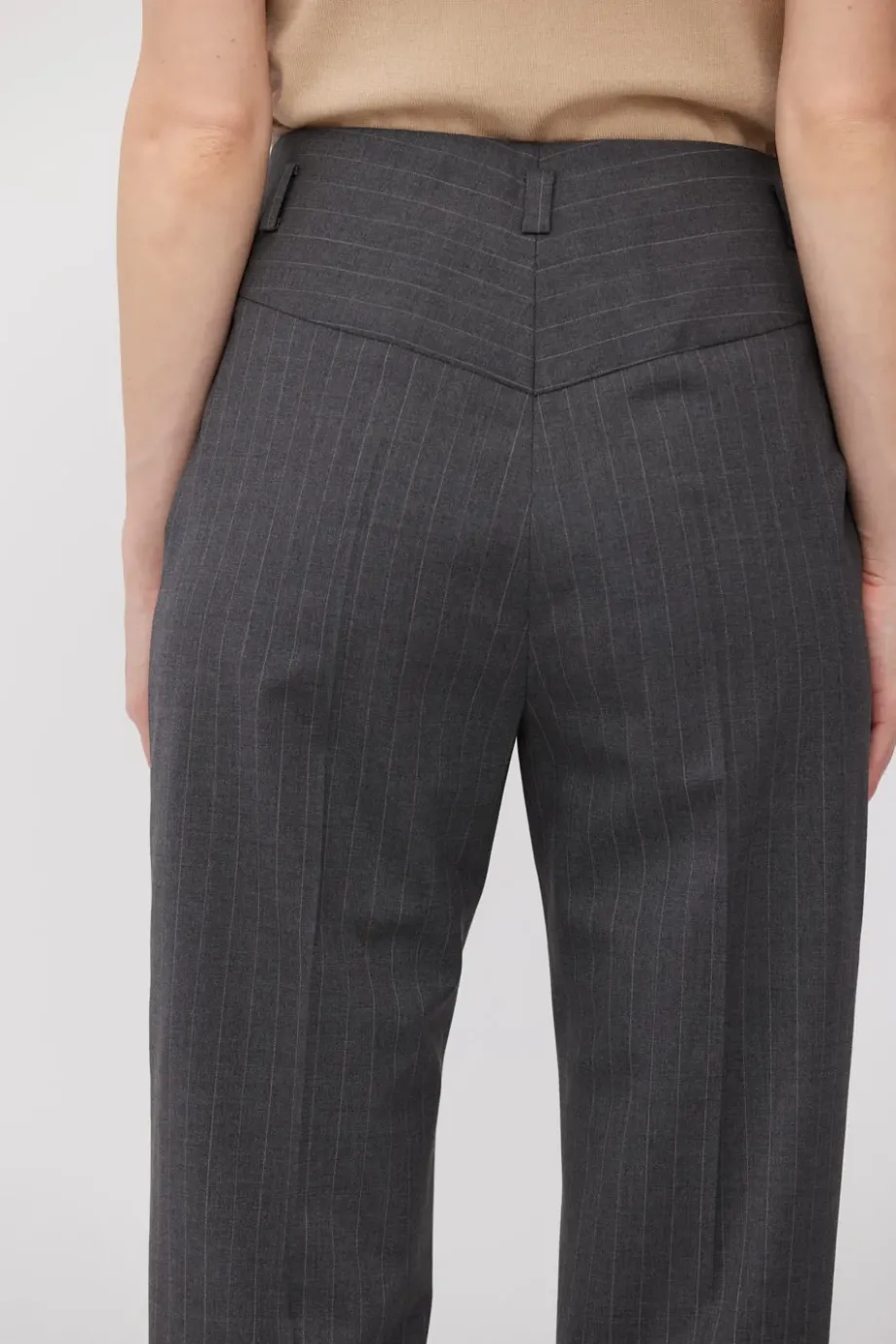 Pantaloni de costum gri din lână cu dungi Pantaloni de costum gri din lână cu dungi