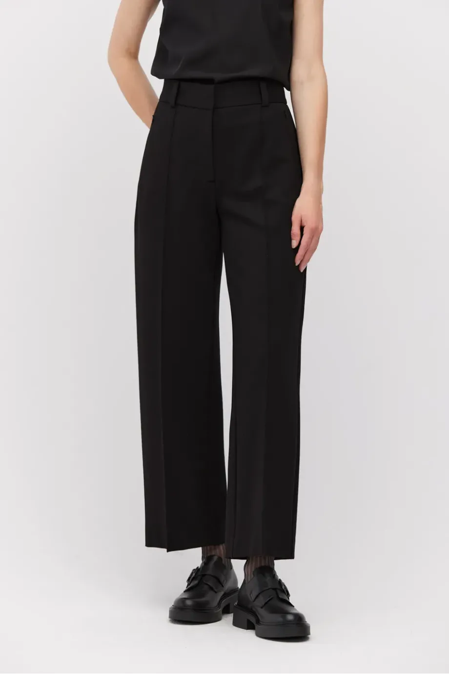 Pantaloni negri cu croi larg Pantaloni negri cu croi larg