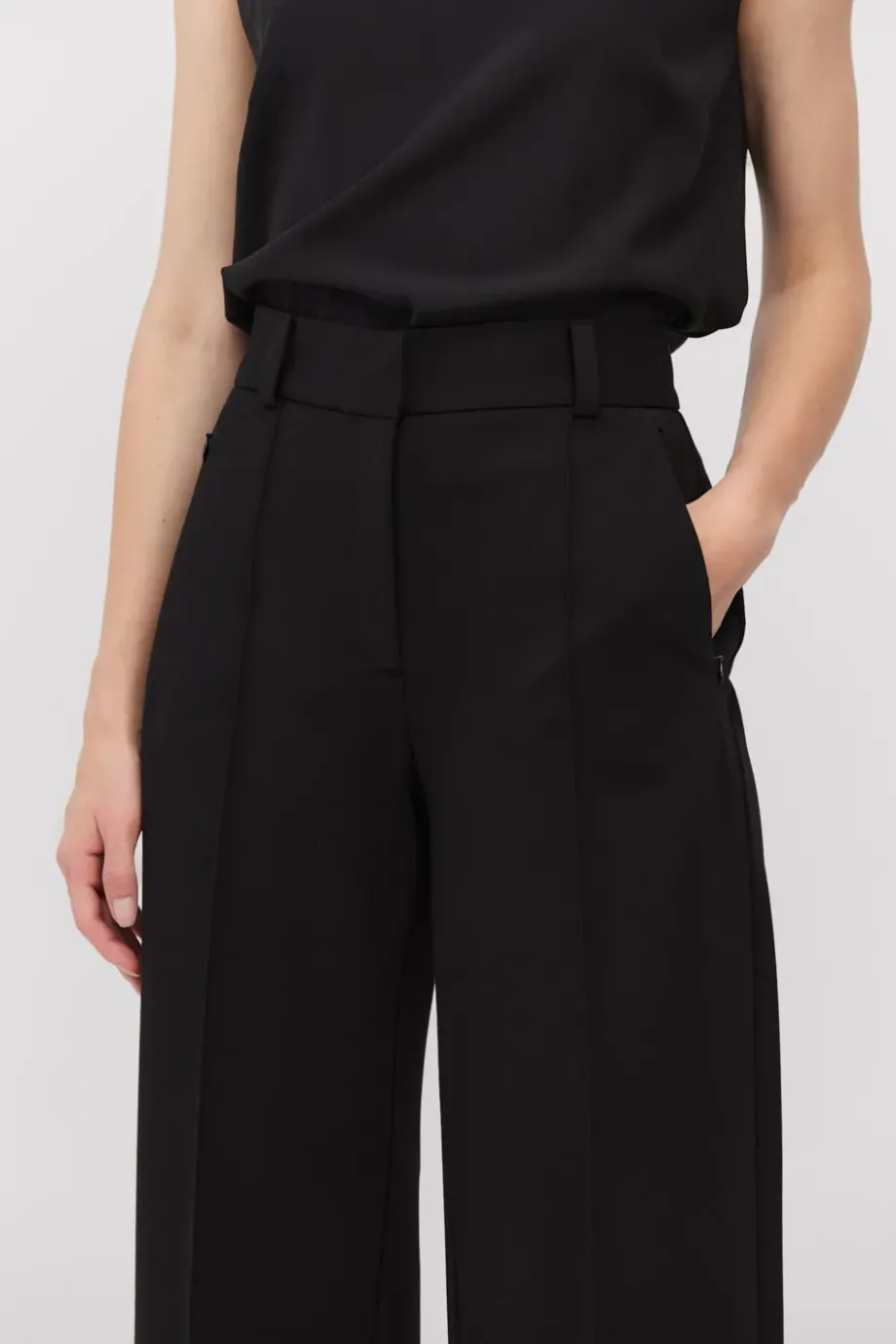 Pantaloni negri cu croi larg Pantaloni negri cu croi larg