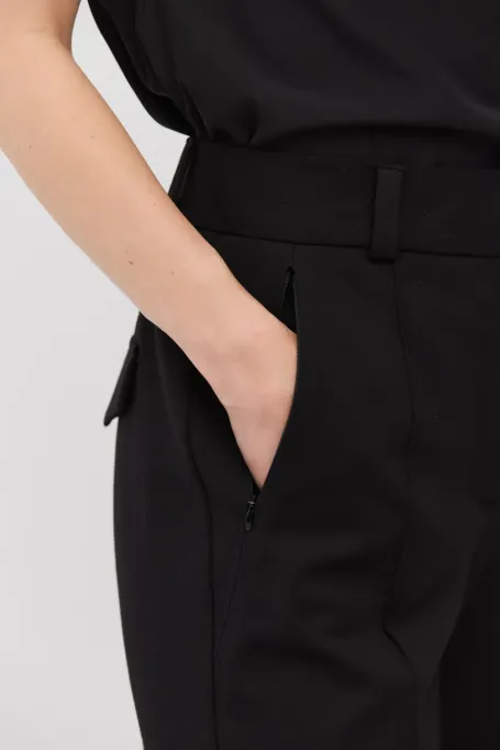 Pantaloni negri cu croi larg Pantaloni negri cu croi larg