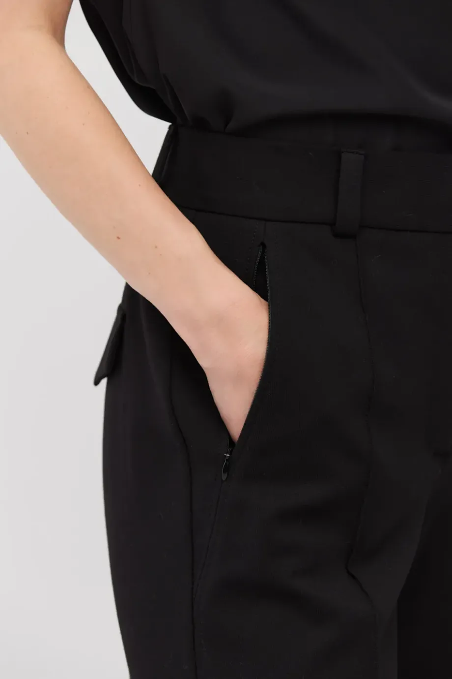 Pantaloni negri cu croi larg Pantaloni negri cu croi larg