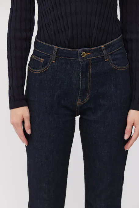 Blugi bleumarin cu croială dreaptă