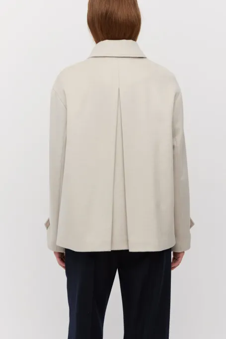 Jachetă bejă din lână cu două rânduri de nasturi