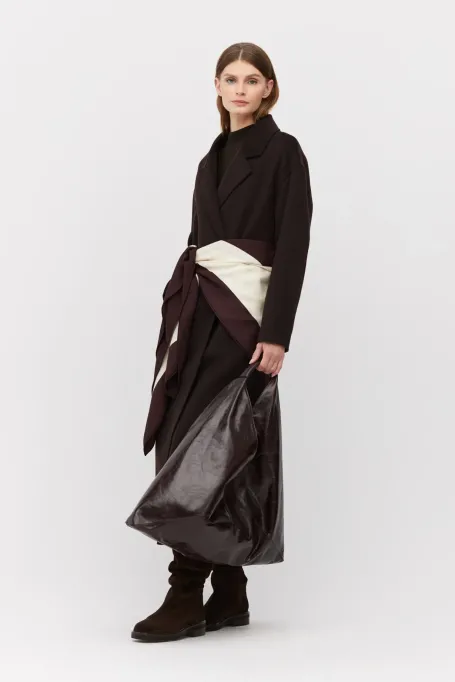 Palton maro cu două rânduri de nasturi și mătase