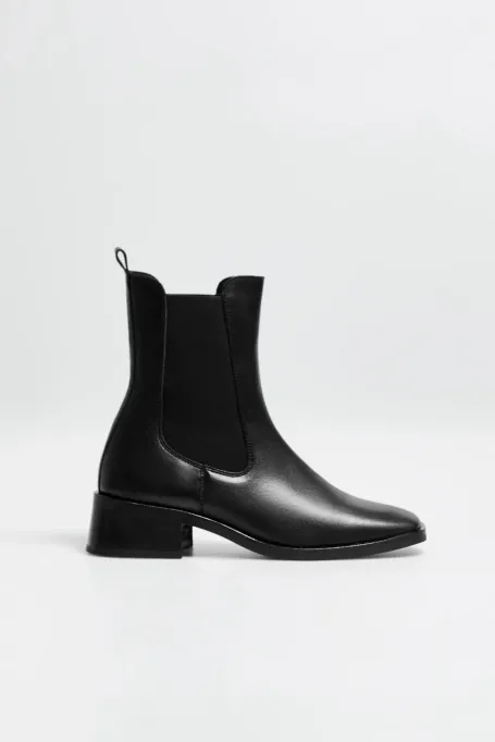 Ghete negre din piele la gleznă