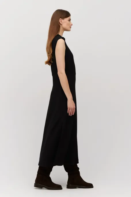 Rochie neagră fără mâneci din lână de miel Rochie neagră fără mâneci din lână de miel