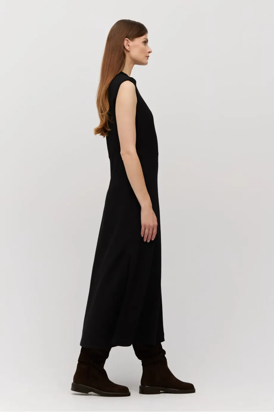 Rochie neagră fără mâneci din lână de miel Rochie neagră fără mâneci din lână de miel