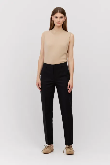 Pantaloni negri din bumbac cu croială conică pe picioare