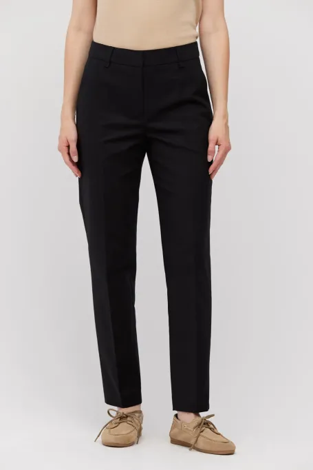 Pantaloni negri din bumbac cu croială conică pe picioare