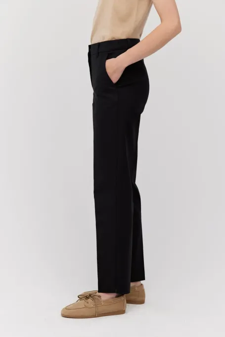Pantaloni negri din bumbac cu croială conică pe picioare