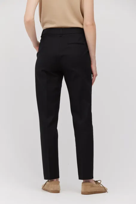 Pantaloni negri din bumbac cu croială conică pe picioare