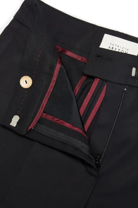 Pantaloni negri din bumbac cu croială conică pe picioare