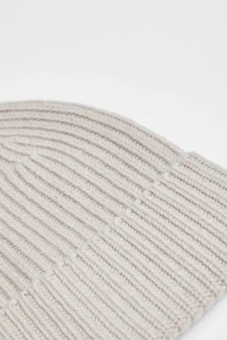 Pălărie bej cu o notă de cașmir