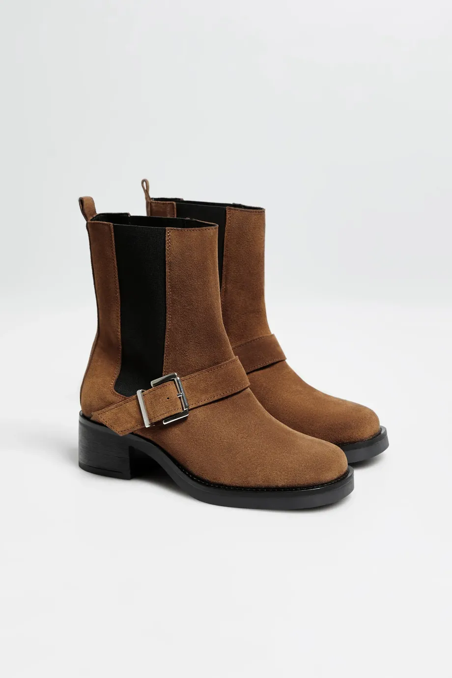 Botine maro din piele întoarsă cu cataramă Botine maro din piele întoarsă cu cataramă