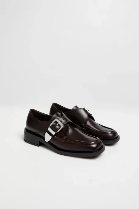 Pantofi monk din piele maro cu cataramă