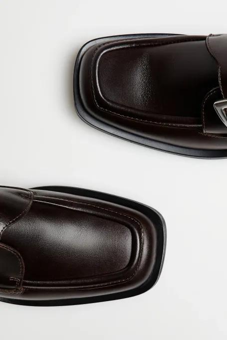 Pantofi monk din piele maro cu cataramă