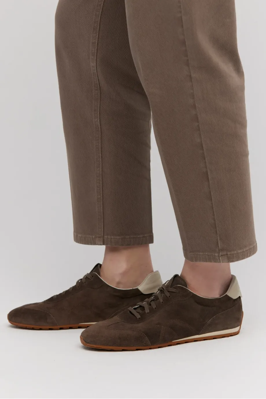 Tenisi retro maro din piele intoarsa Tenisi retro maro din piele intoarsa