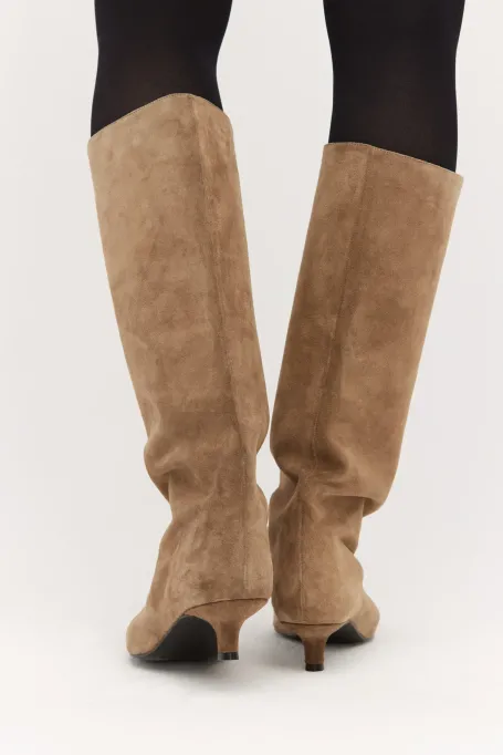 Cizme din piele intoarsa cu toc mijlociu Cizme din piele intoarsa cu toc mijlociu