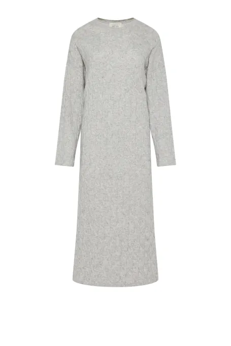 Rochie gri din lână merinos tricotată cu împletituri Rochie gri din lână merinos tricotată cu împletituri