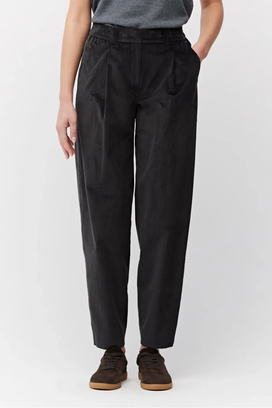 Pantaloni gri închis, lejeri, din catifea reiată din bumbac Pantaloni gri închis, lejeri, din catifea reiată din bumbac