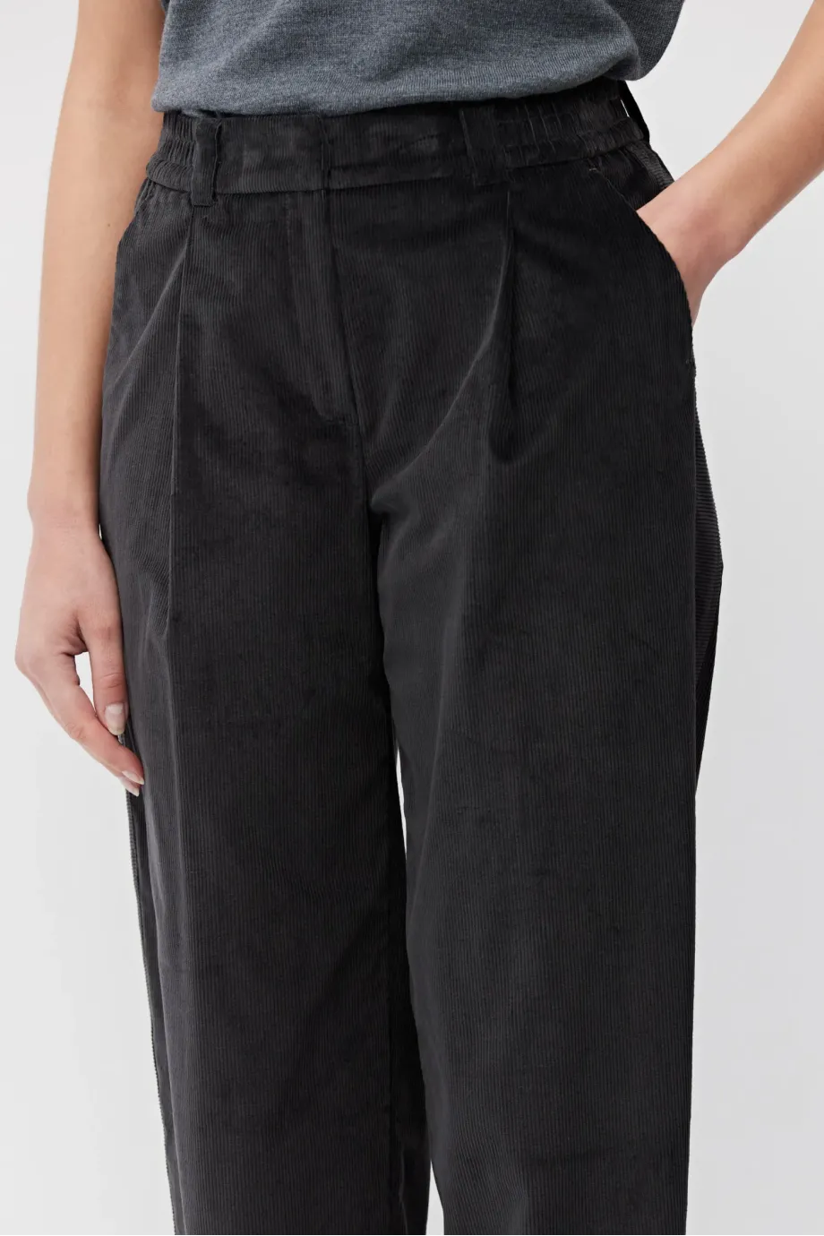 Pantaloni gri închis, lejeri, din catifea reiată din bumbac Pantaloni gri închis, lejeri, din catifea reiată din bumbac