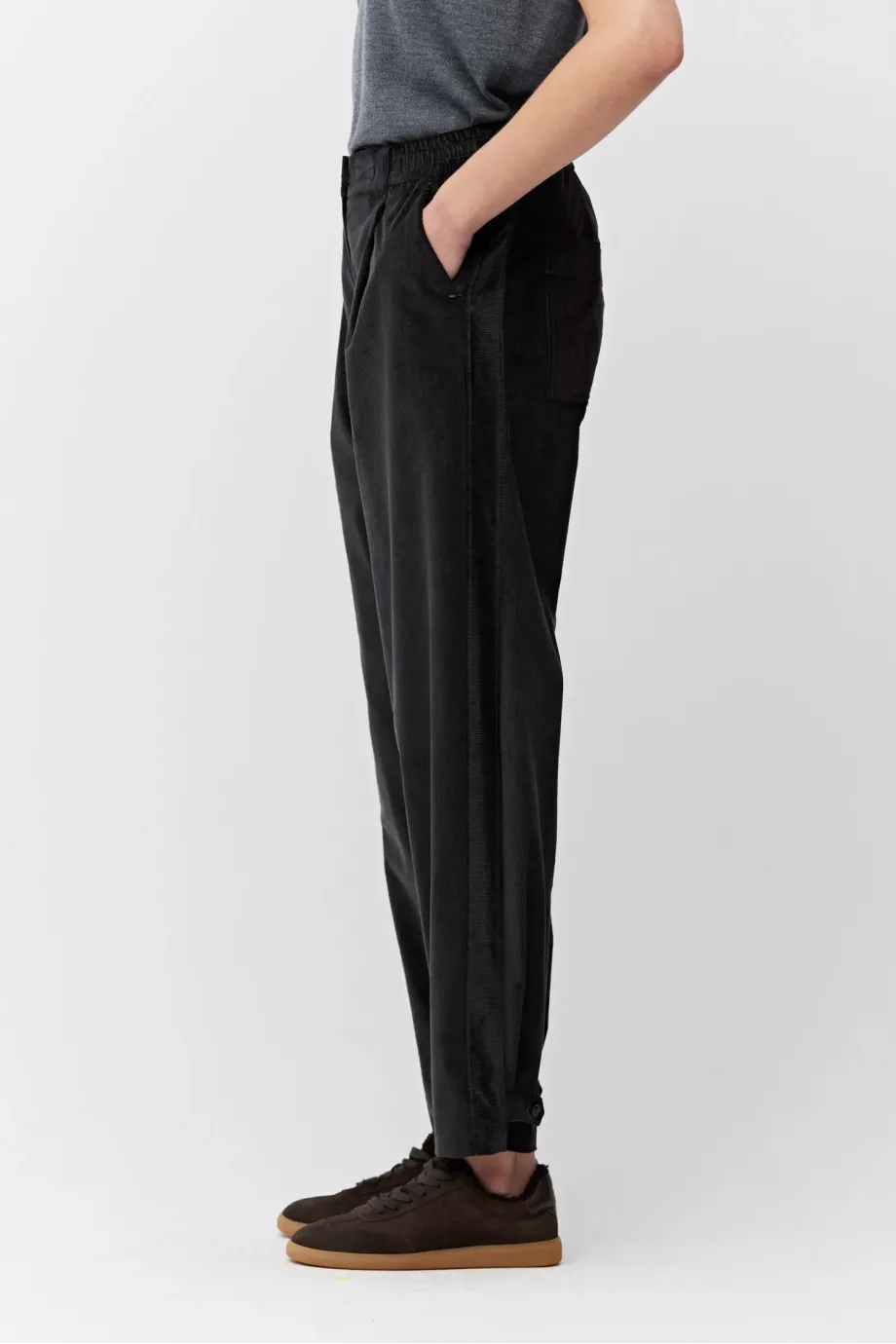 Pantaloni gri închis, lejeri, din catifea reiată din bumbac Pantaloni gri închis, lejeri, din catifea reiată din bumbac
