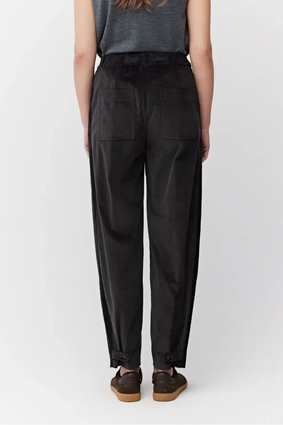 Pantaloni gri închis, lejeri, din catifea reiată din bumbac Pantaloni gri închis, lejeri, din catifea reiată din bumbac