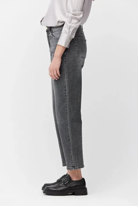 Blugi gri cu talie înaltă, croială mom fit