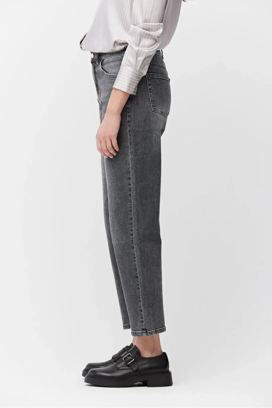 Blugi gri cu talie înaltă, croială mom fit Blugi gri cu talie înaltă, croială mom fit