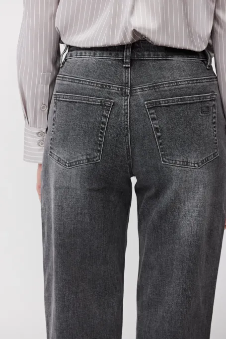 Blugi gri cu talie înaltă, croială mom fit