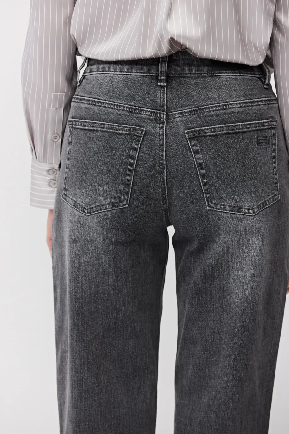 Blugi gri cu talie înaltă, croială mom fit Blugi gri cu talie înaltă, croială mom fit