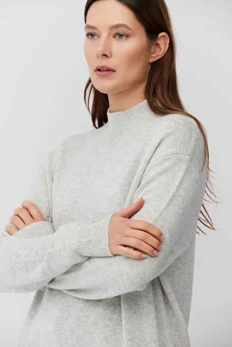 Pulover gri cu guler înalt și amestec de cașmir