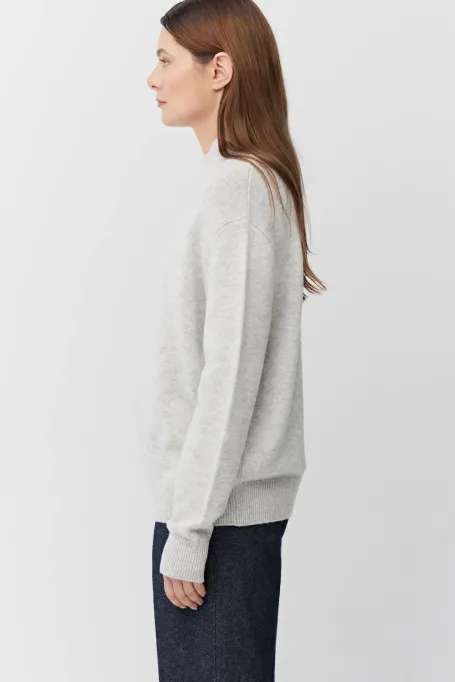 Pulover gri cu guler înalt și amestec de cașmir