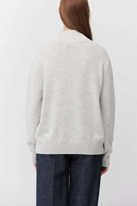 Pulover gri cu guler înalt și amestec de cașmir