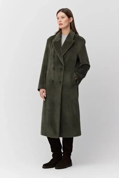 Haină verde militar cu puf de alpaca suri Haină verde militar cu puf de alpaca suri