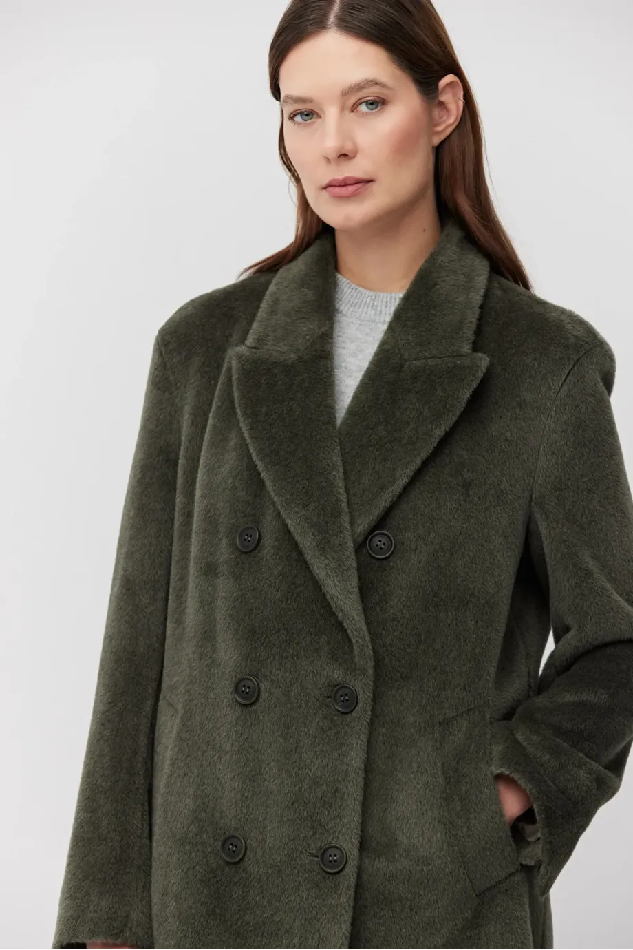 Haină verde militar cu puf de alpaca suri Haină verde militar cu puf de alpaca suri
