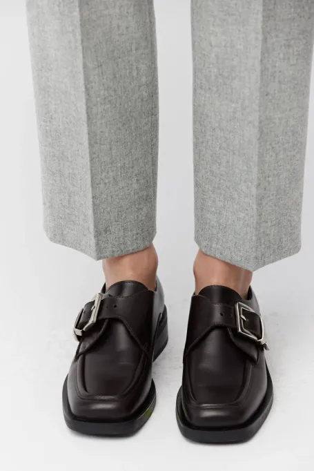 Pantofi monk din piele maro cu cataramă