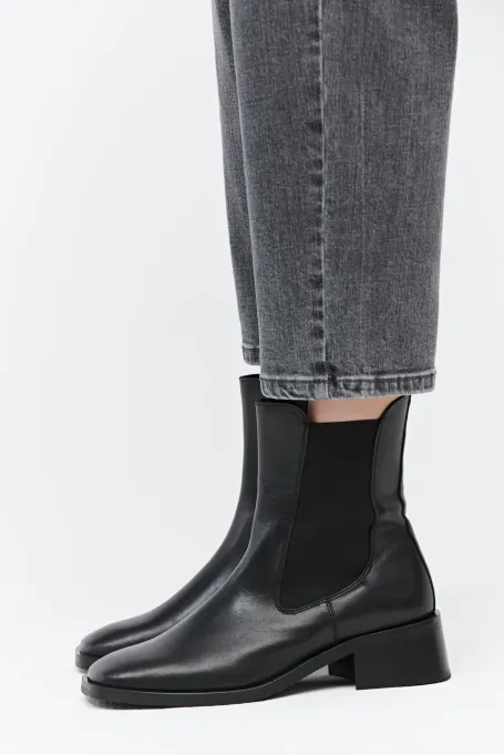 Ghete negre din piele la gleznă Ghete negre din piele la gleznă