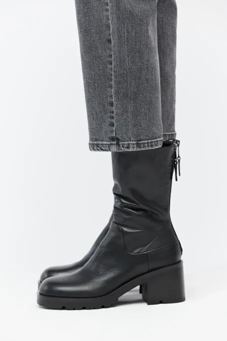 Botine negre din piele