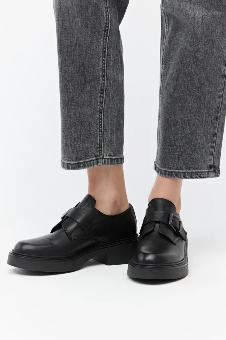 Pantofi negri de călugăr