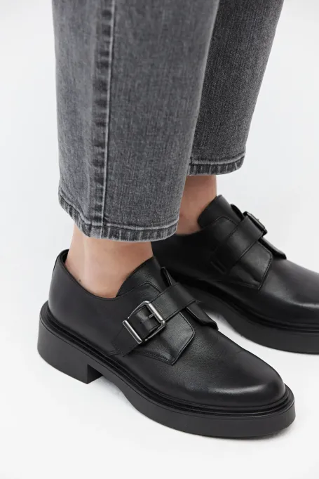 Pantofi negri de călugăr