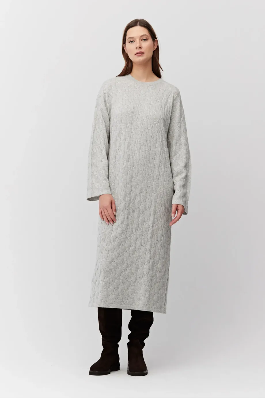 Rochie gri din lână merinos tricotată cu împletituri Rochie gri din lână merinos tricotată cu împletituri