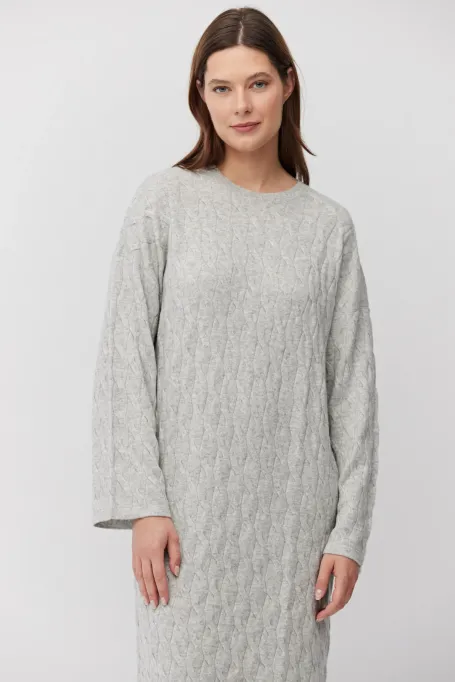 Rochie gri din lână merinos tricotată cu împletituri Rochie gri din lână merinos tricotată cu împletituri
