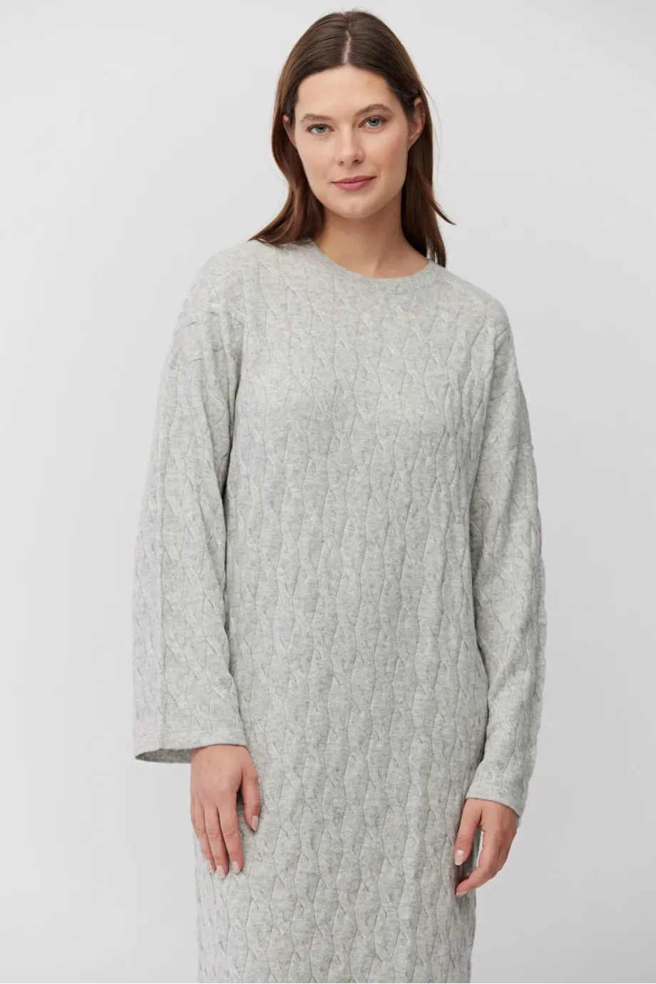 Rochie gri din lână merinos tricotată cu împletituri Rochie gri din lână merinos tricotată cu împletituri