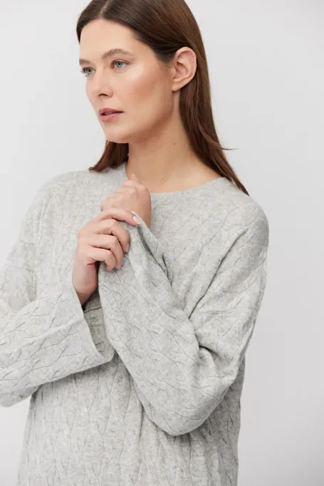 Rochie gri din lână merinos tricotată cu împletituri Rochie gri din lână merinos tricotată cu împletituri