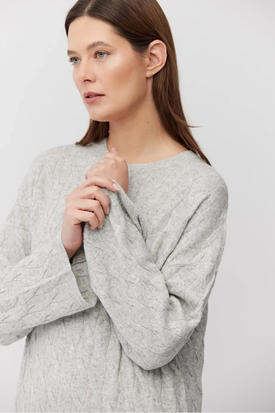 Rochie gri din lână merinos tricotată cu împletituri Rochie gri din lână merinos tricotată cu împletituri