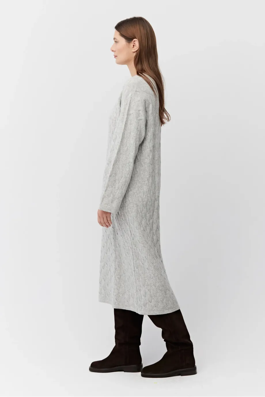 Rochie gri din lână merinos tricotată cu împletituri Rochie gri din lână merinos tricotată cu împletituri
