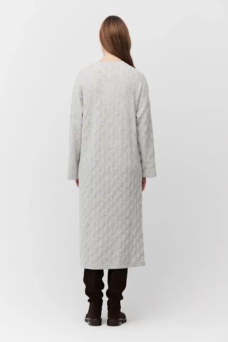 Rochie gri din lână merinos tricotată cu împletituri Rochie gri din lână merinos tricotată cu împletituri